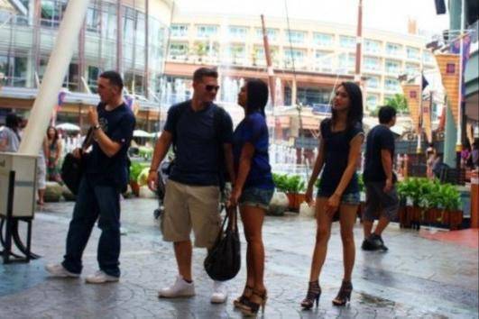 泰国毁三观的租妻制度,一个老婆50块,欧美老白男挤破头也想去