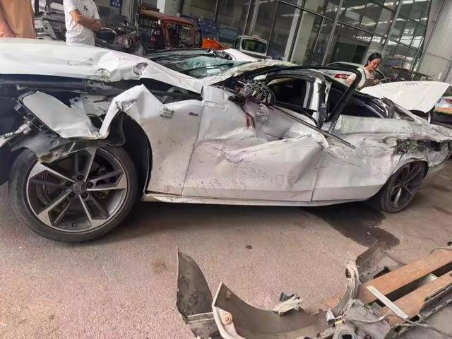 小车被31吨水泥罐车侧翻压顶，男子仅受皮外伤