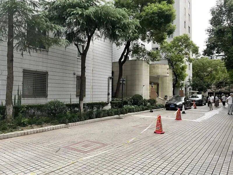 太吓人！上海一小区外墙瓷砖从32楼落下，9辆车被砸得面目全非，居民：不是第一次