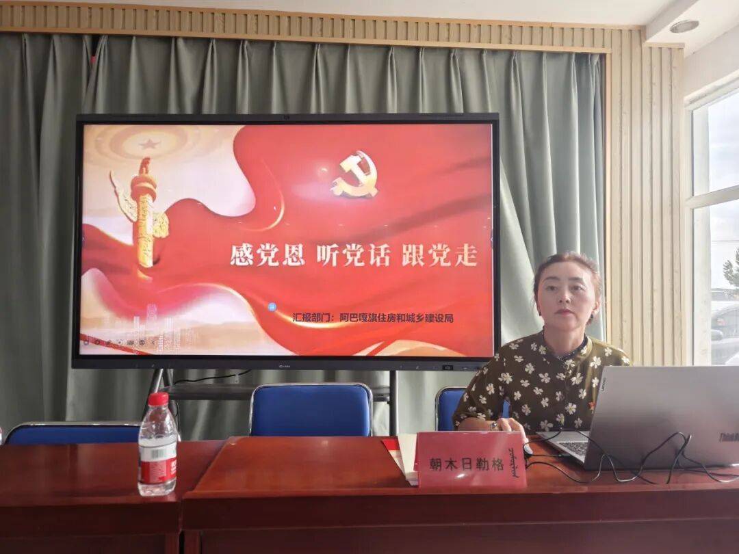 活动中,宣讲员乌兰图雅嘎查党支部书记娜仁图雅,结合嘎查发展实际