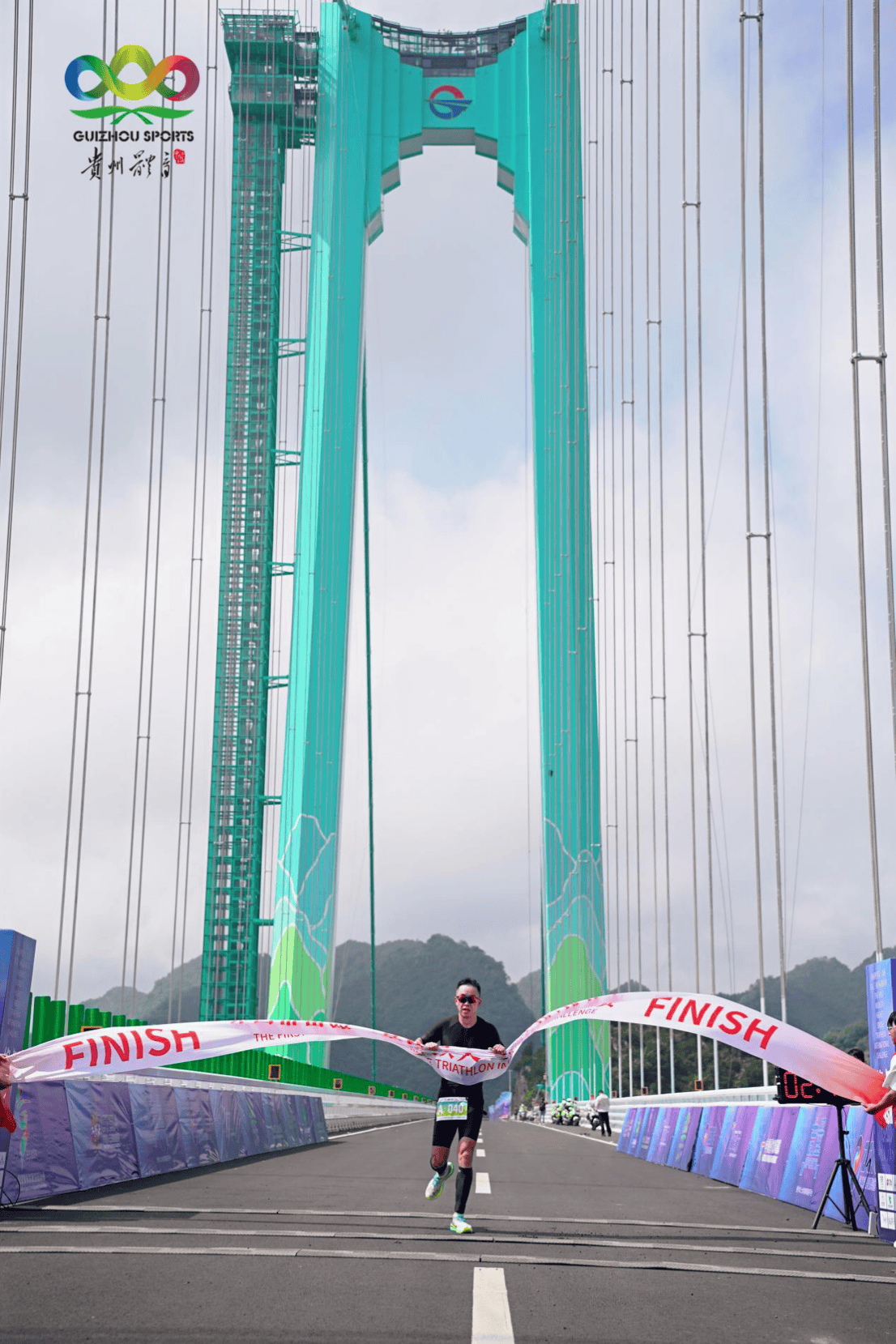 “云端”赛场竞风采 首届世界第一高桥铁人三项国际挑战赛圆满落幕
