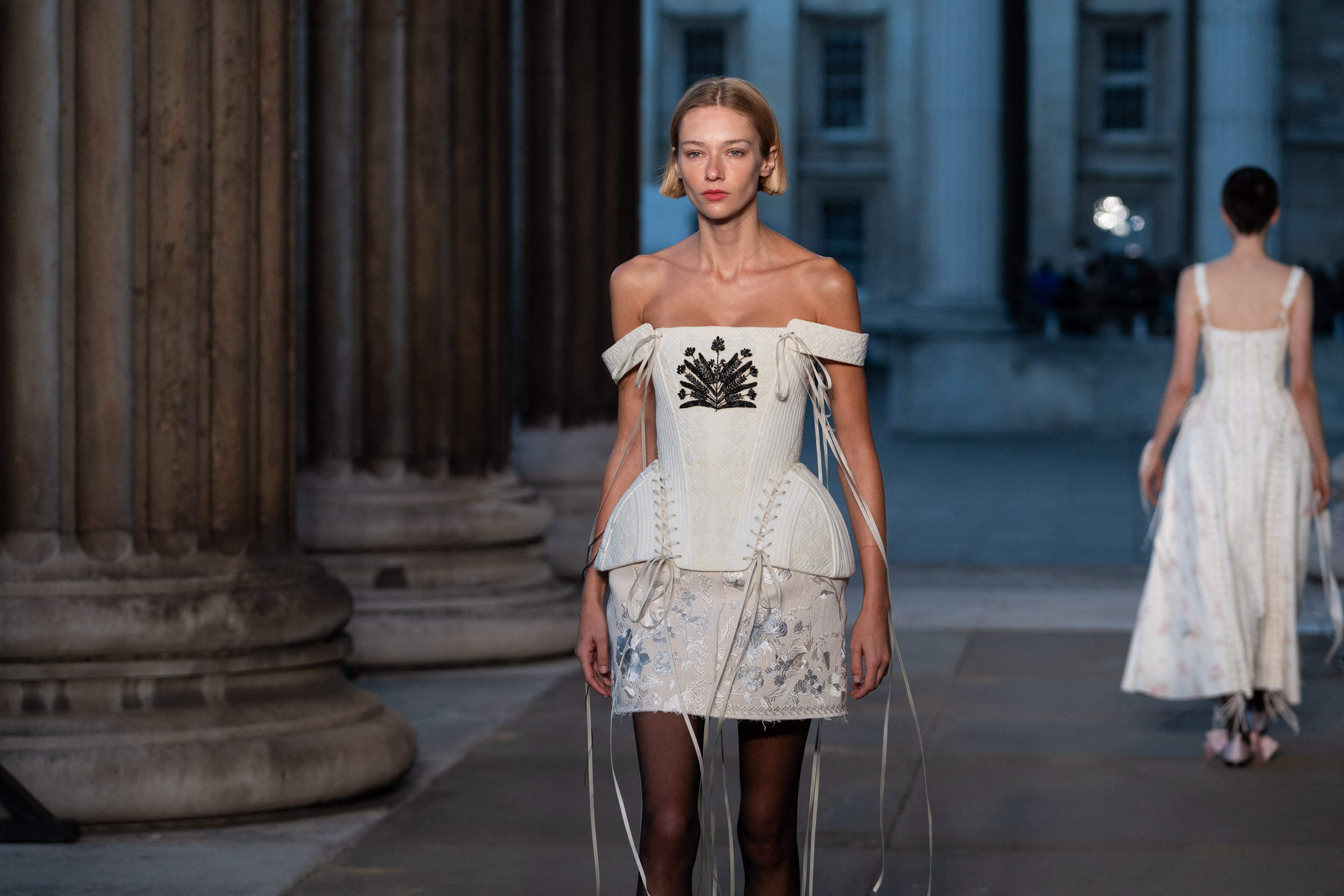 新华社/法新9月21日,模特在英国伦敦时装周上展示erdem品牌的2026