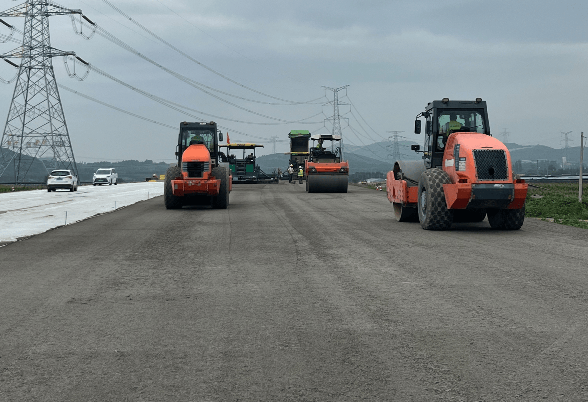 徐州市外环公路西南环lj1标段路面底基层摊铺完成