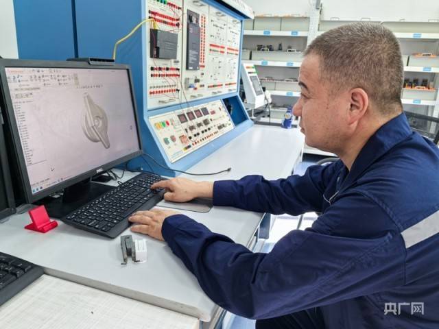 【中国梦·大国工匠篇】库尔班江·巴拉提:用创新护航企业高质量发展 【中国梦·大国工匠篇】库尔班江·巴拉提:用创新护航企业高质量发展