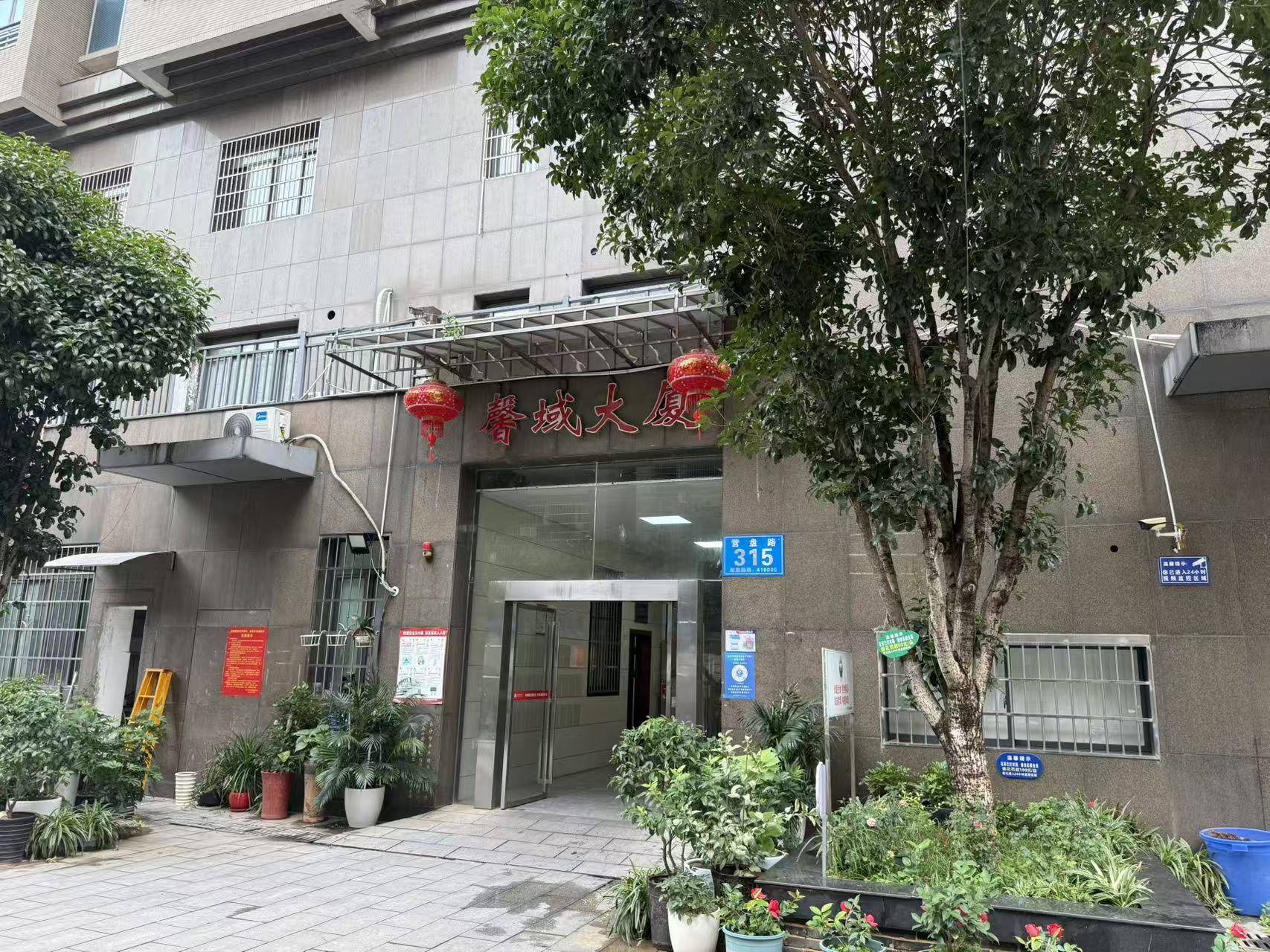 业主花千万买两层楼，发现业委会将电梯与车库人防门卖了！讨说法2年未果，街道办介入