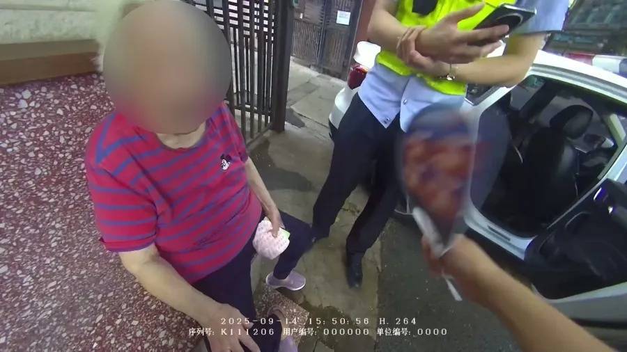 上海街头两位警察被“偷拍”，一个动作获全网点赞