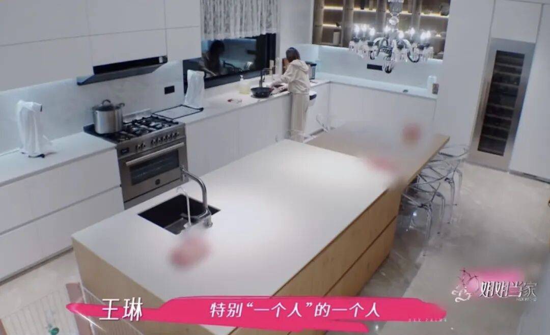 55岁王琳：风情万种，独身一人