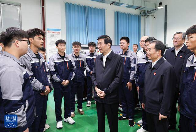 中央代表团在新疆多地看望慰问各族干部群众，王沪宁参加活动
