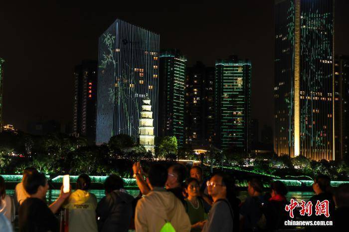 游客夜游湖北宜昌 邂逅 “一半山水一半城”峡江夜色