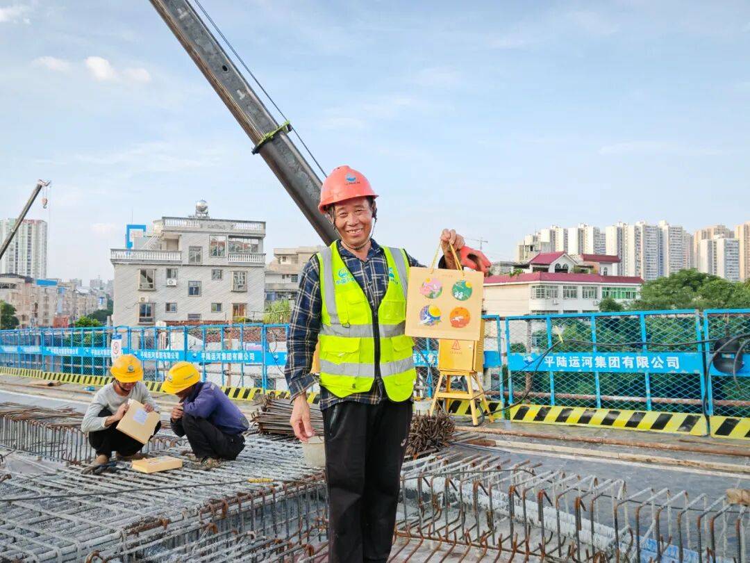 在平陆运河永福大桥施工现场,这里机器轰鸣,吊臂挥舞,工人们正紧锣密