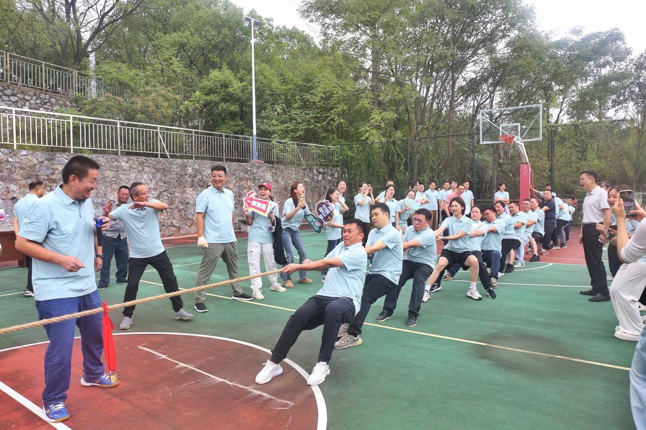 —市经发集团工会举办"庆中秋 迎国庆"拔河比赛