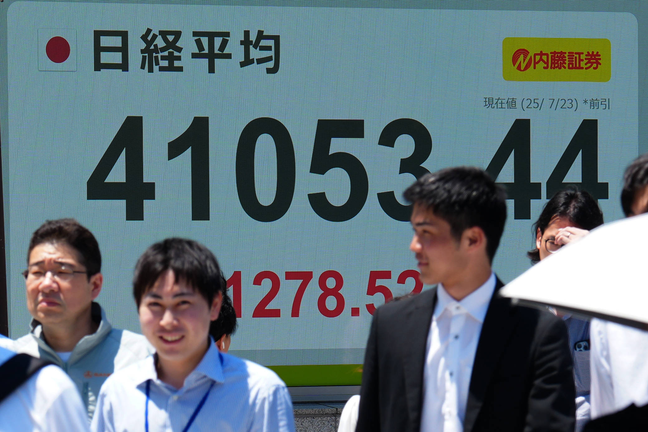 回家带娃！ 日本一银行将强制爸爸休陪产假 -华闻时空