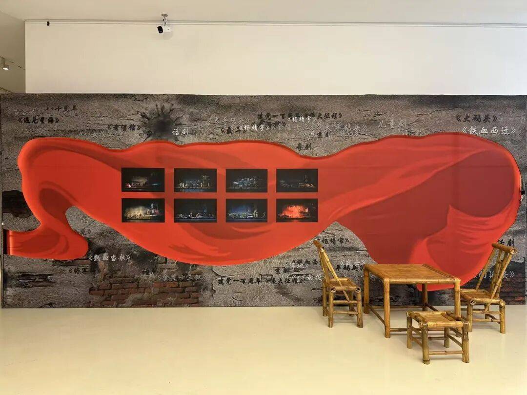 展览推介 | 《纪念抗战胜利八十周年舞台美术作品展》山东站启幕 烽火艺术再现峥嵘