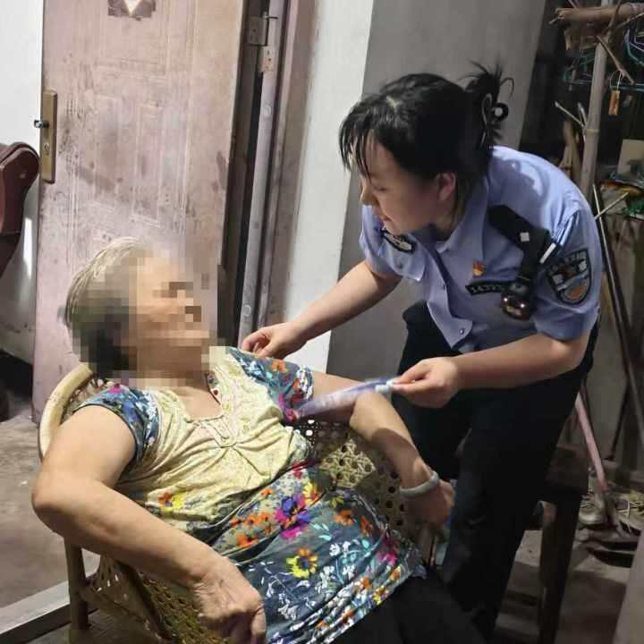 浴室灯亮了一天一夜邻居报警 救下被困21小时老人