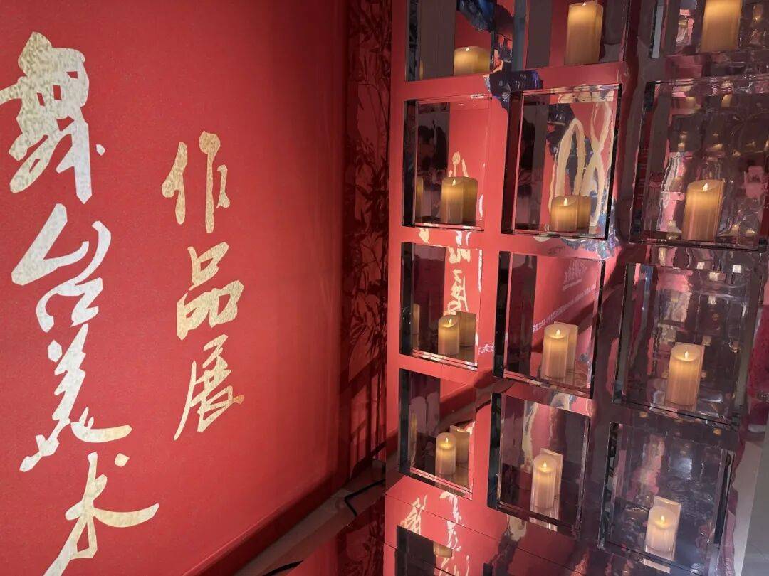 展览推介 | 《纪念抗战胜利八十周年舞台美术作品展》山东站启幕 烽火艺术再现峥嵘