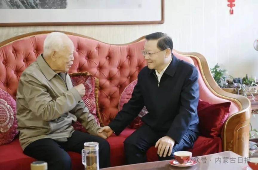 王伟中看望正省级老同志