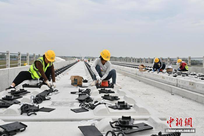 河南商丘：国庆假期雄商高铁建设者坚守岗位