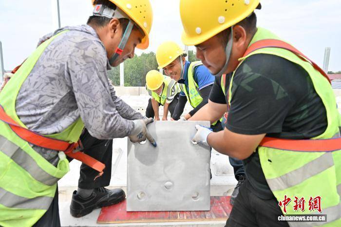 河南商丘：国庆假期雄商高铁建设者坚守岗位