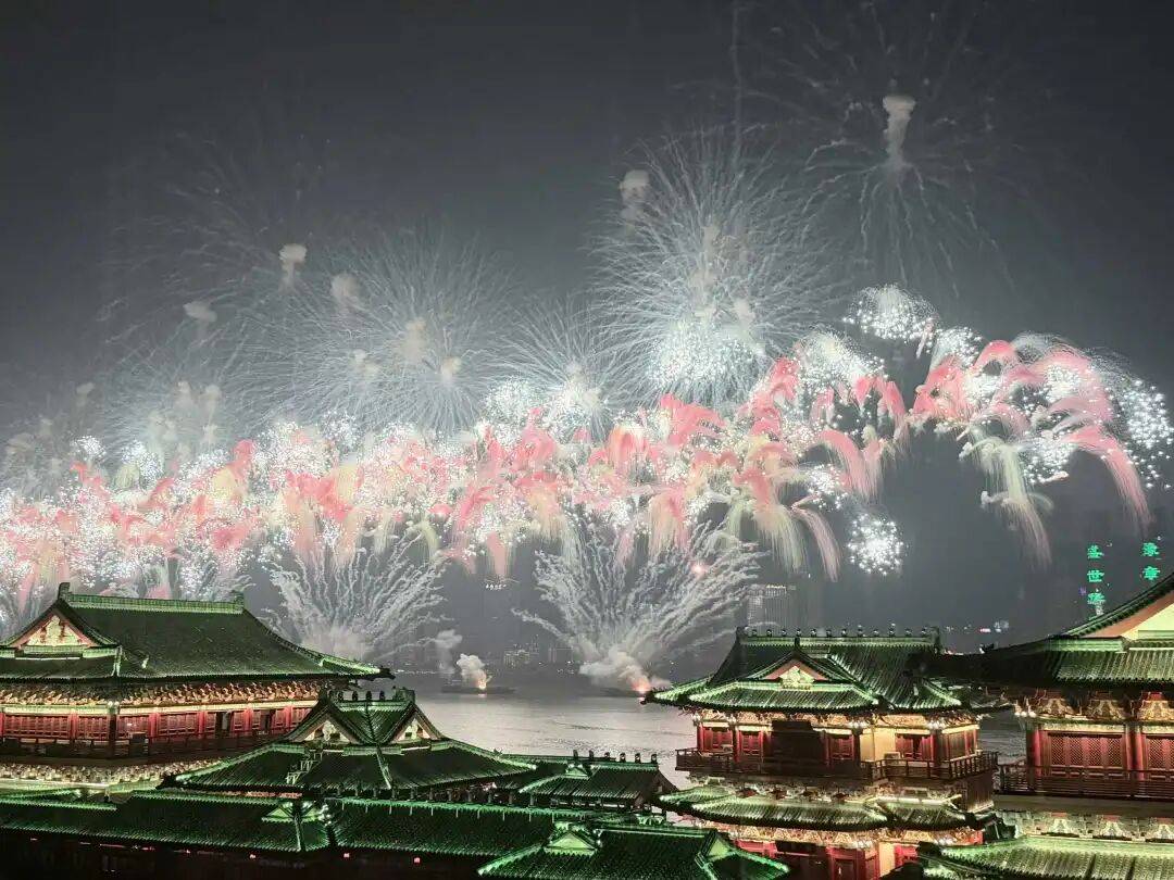 全网刷屏！这场烟花，有“亿点点”震撼！