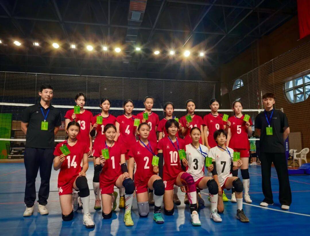 呼市一中女排在2025年黄河流域九省市排球邀请赛中进入冠亚军争夺战