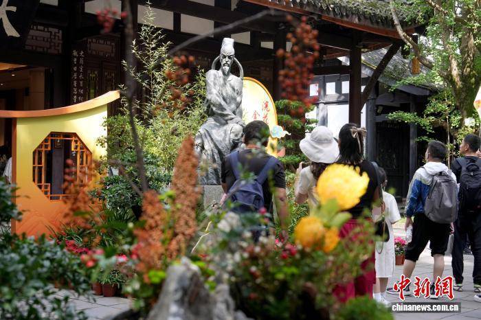 国庆假期成都杜甫草堂引游人