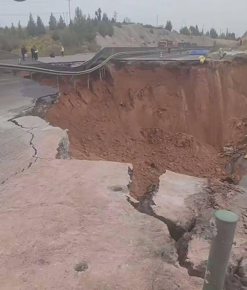 鄂尔多斯109国道路基垮塌，垮塌区域长数十米，双向四车道“断流”，交通部门：正抢修
