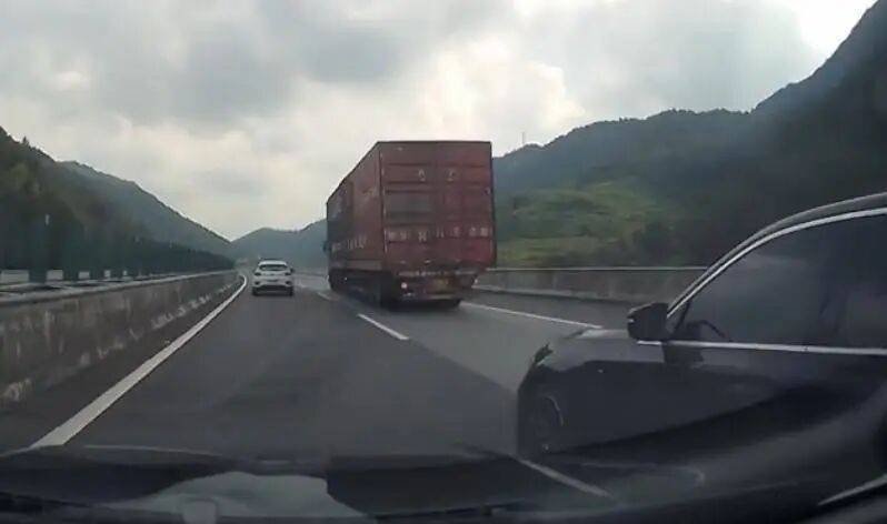 司机高速上霸道抢道致事故还强词夺理，“我强行变道，他应该减速啊”！被依法处罚
