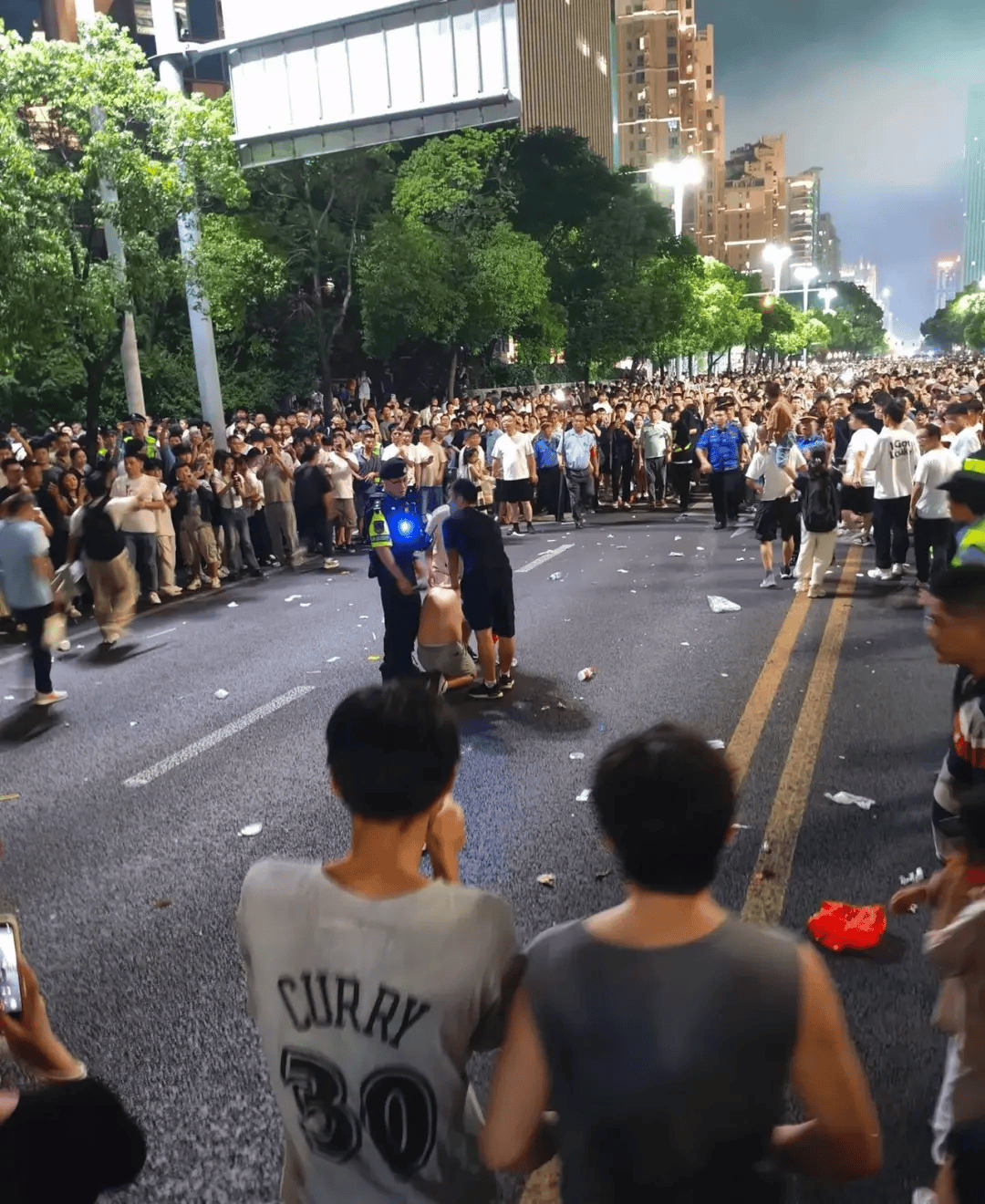 事发南昌闹市区街头！男子手拿折扇却被看成持刀，被路人踹倒抓进派出所，当事人：至今都是懵的