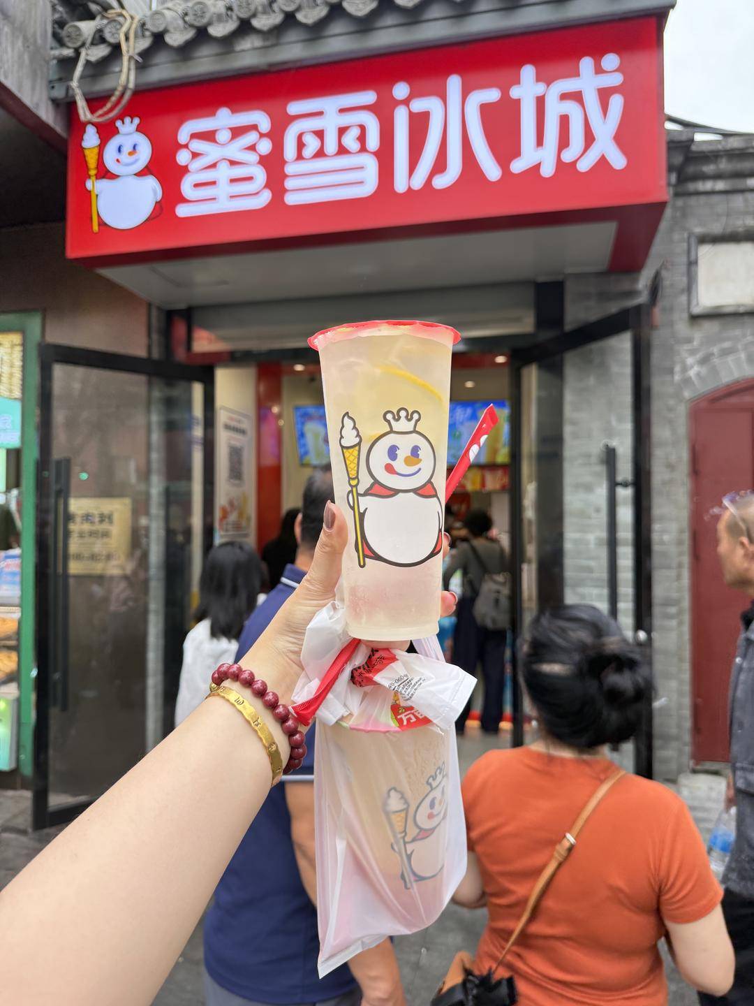 蜜雪斥资近3亿进军鲜啤，能否成第二增长曲线？专家：意在复制茶饮的成功范式