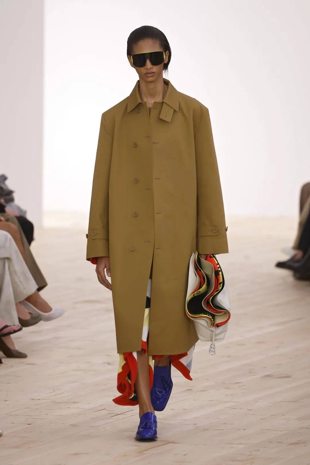 LOEWE新设计师首秀爆了，新配色太撩人！