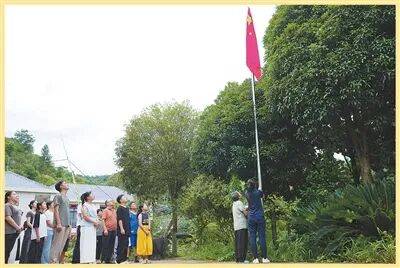 深山农家院 国旗飘扬三十七年