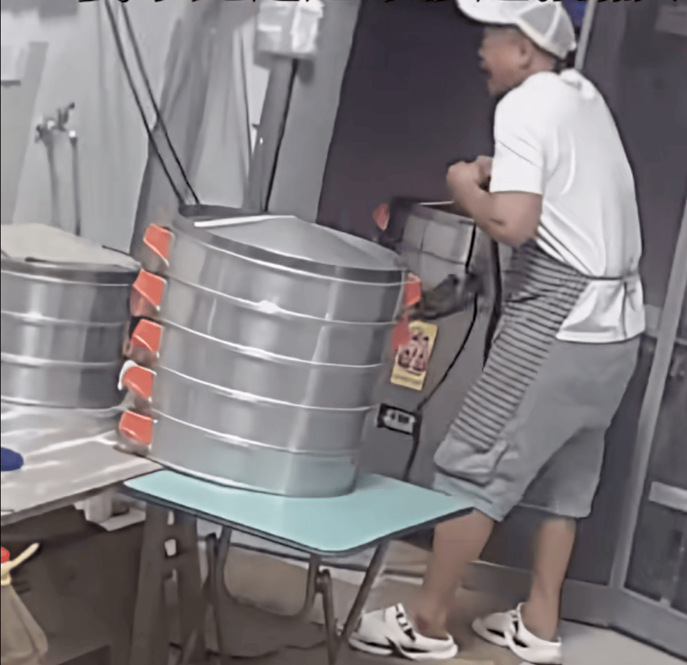 妻子抄起油桶砸向丈夫，却获一致好评！