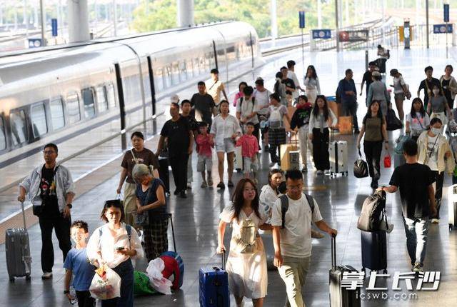 国庆中秋假期第五日，长沙火车南站继续“人从众”模式丨组图