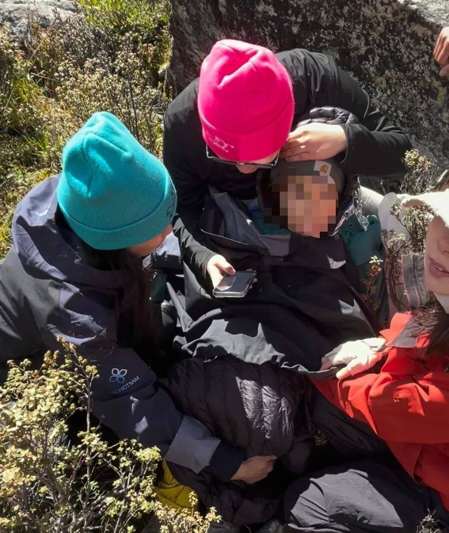 上海医生敏锐发现：情况不对！海拔4300米徒步线，一年轻女孩脉搏微弱，生命垂危……