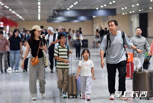 国庆中秋假期第五日，长沙火车南站继续“人从众”模式丨组图