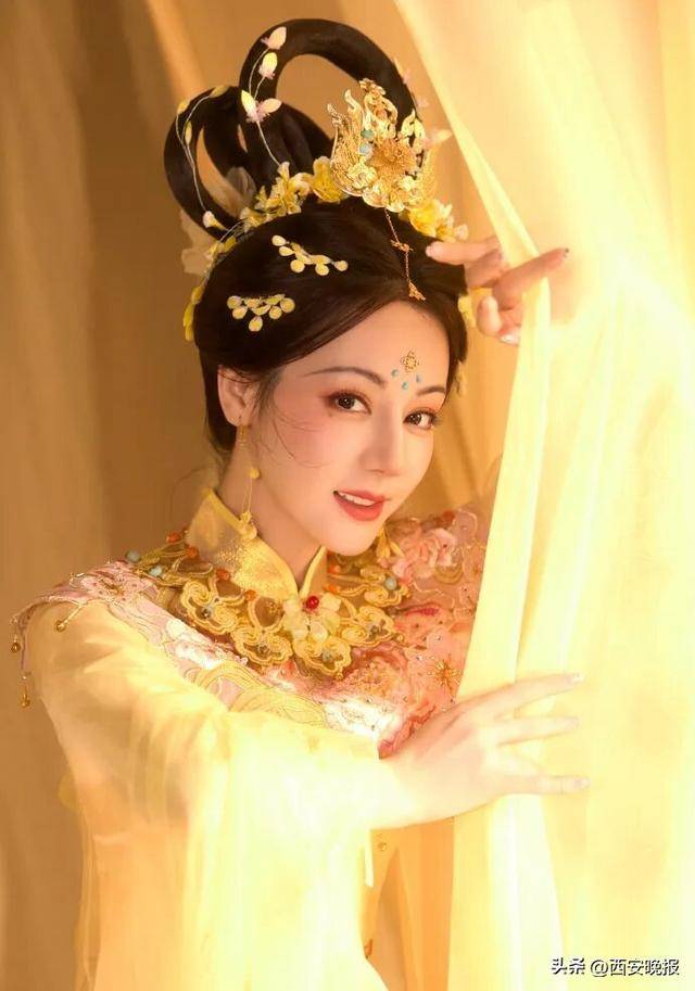迪丽热巴、古力娜扎同天在两台中秋晚会扮“女神仙”，“美”上热搜！