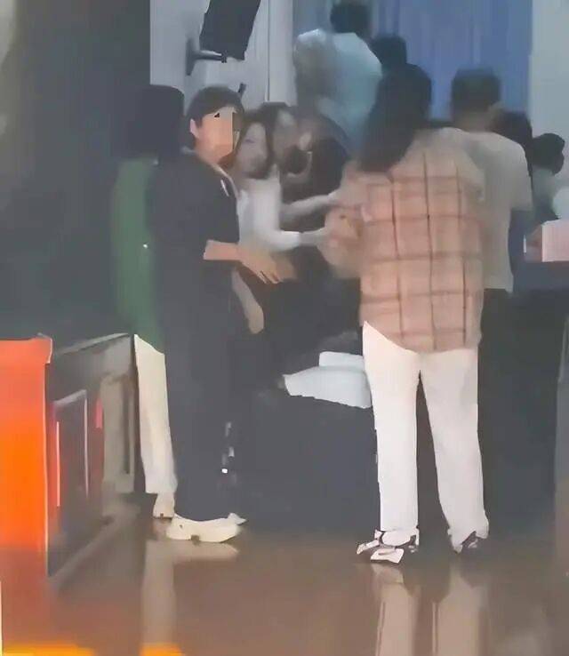 “家长跪地让学生从背上踩过”，河南一中学举办“愧疚教育”活动被投诉？官方回应