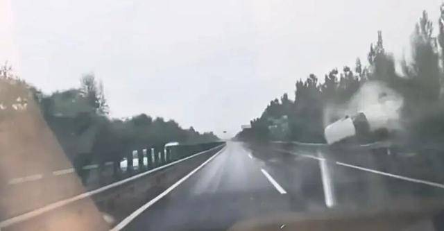 高速公路突发：SUV疑打滑失控撞护栏翻滚，女子被甩到空中