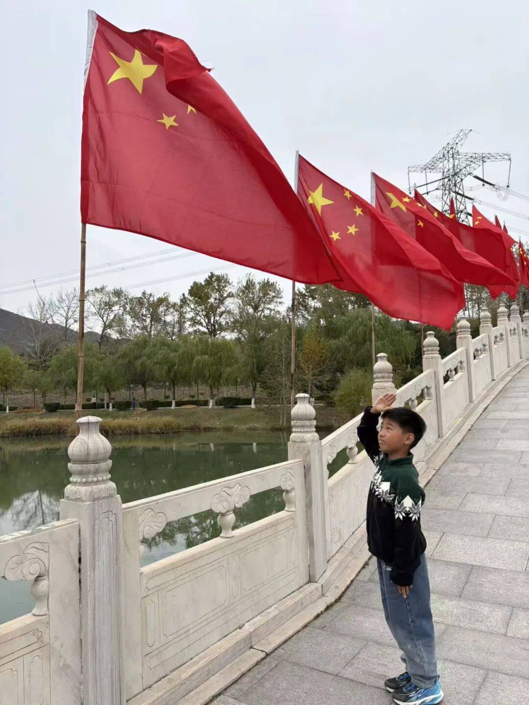 看看有没有你!"向国旗敬礼"精彩照片展播