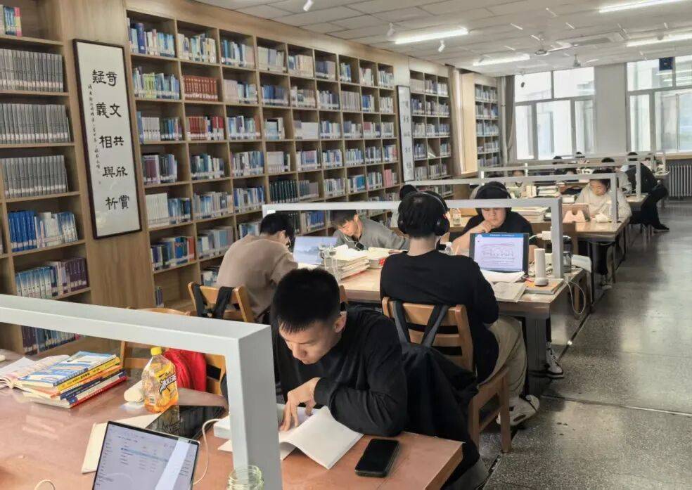 双节同庆，书香不息——图书馆双节假期学习氛围浓厚