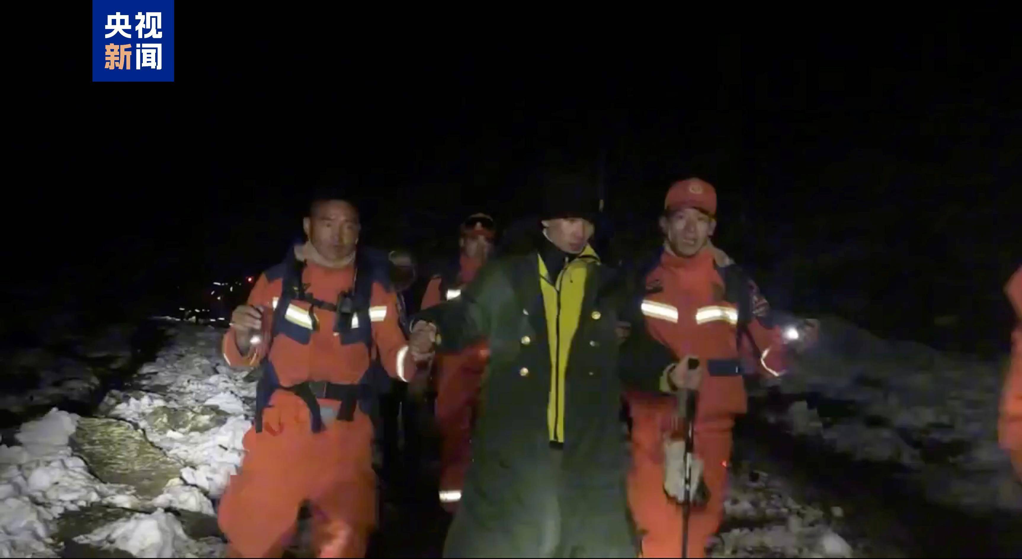 西藏定日县嘎玛沟最后一批徒步游客安全抵达曲当镇