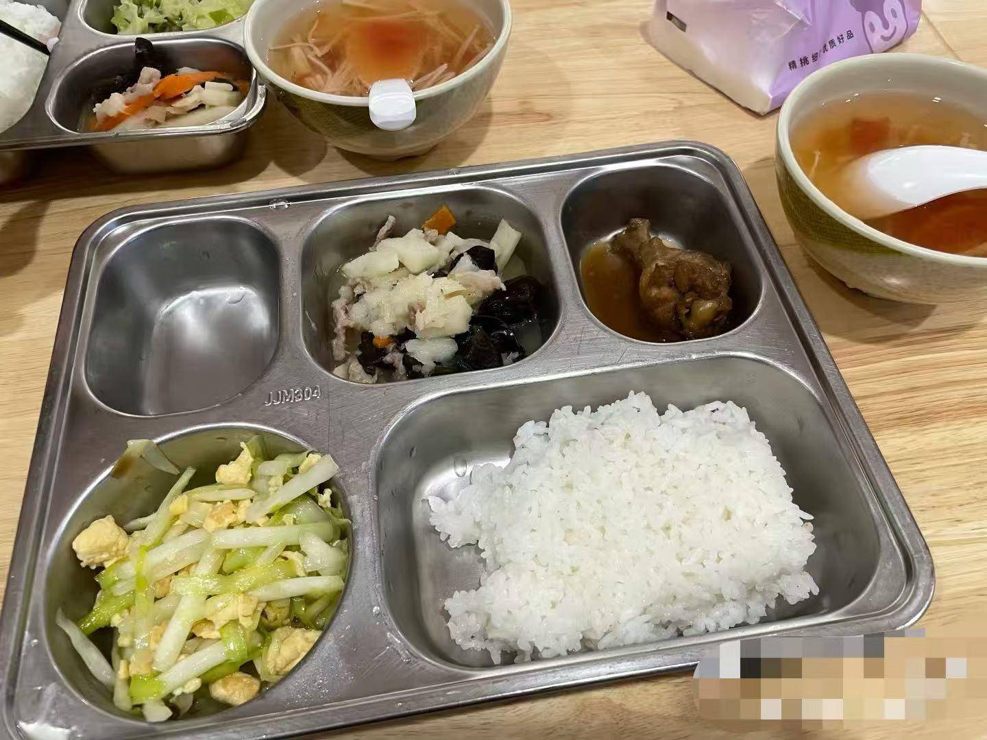 浙江27岁女生月租1500元住进养老院，院方：她是陪奶奶，还有两名女生已交钱准备入住