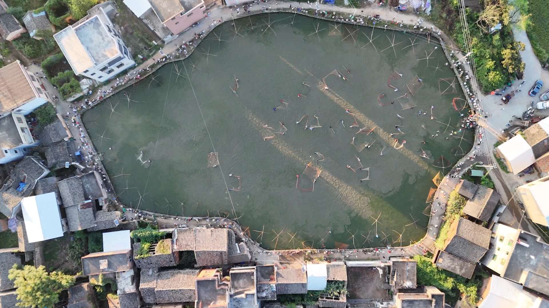 江永夏湾村：村民欢聚一“塘” 喜庆国庆中秋佳节