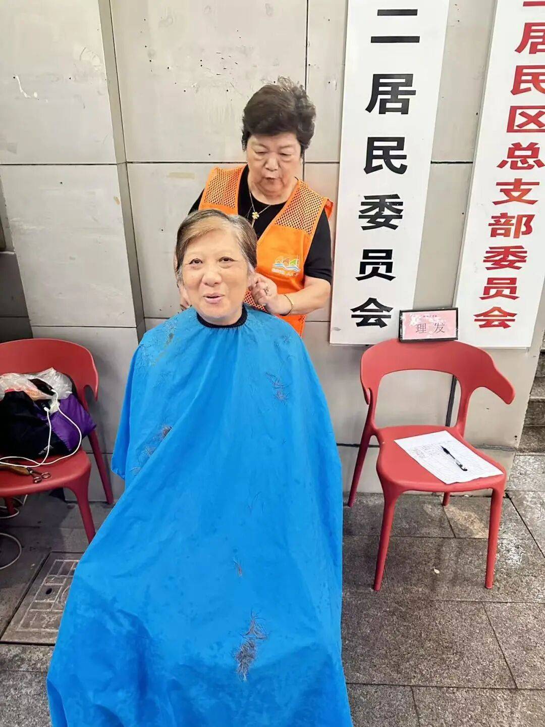 健康服务类同样备受青睐血压血糖测量点前居民有序排队医护人员一边