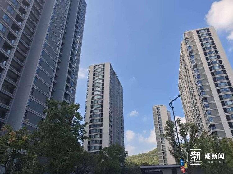 杭州一女子洗完澡发现窗外无人机悬停，小区业主群炸锅：这事归谁管