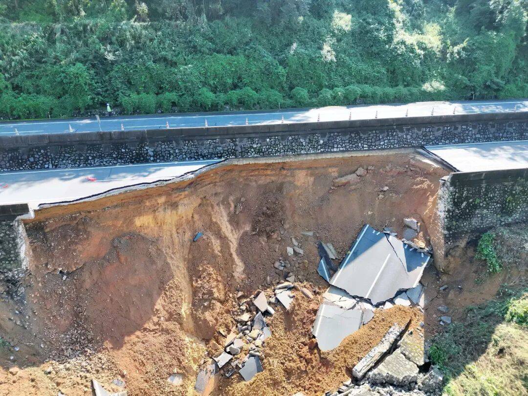 G80广昆高速公路塌陷，最大深度超2米！所幸……