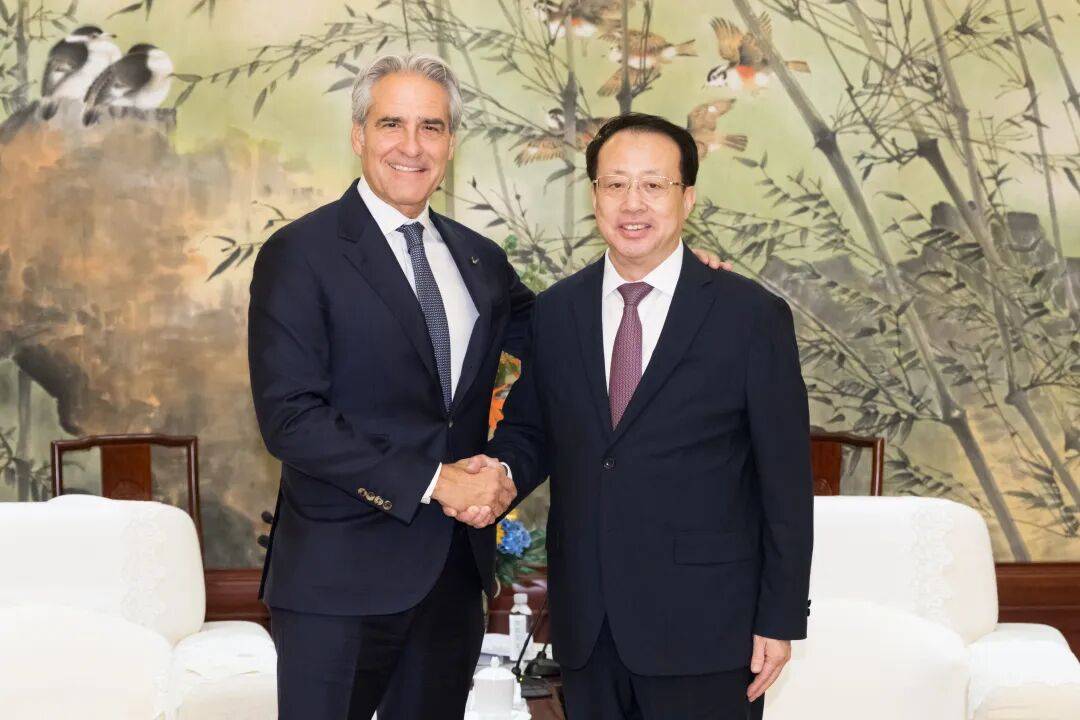 越是国际形势复杂多变时，越要加强国际合作！龚正会见来沪参加上海市市长国际企业家咨询会议的企业家代表