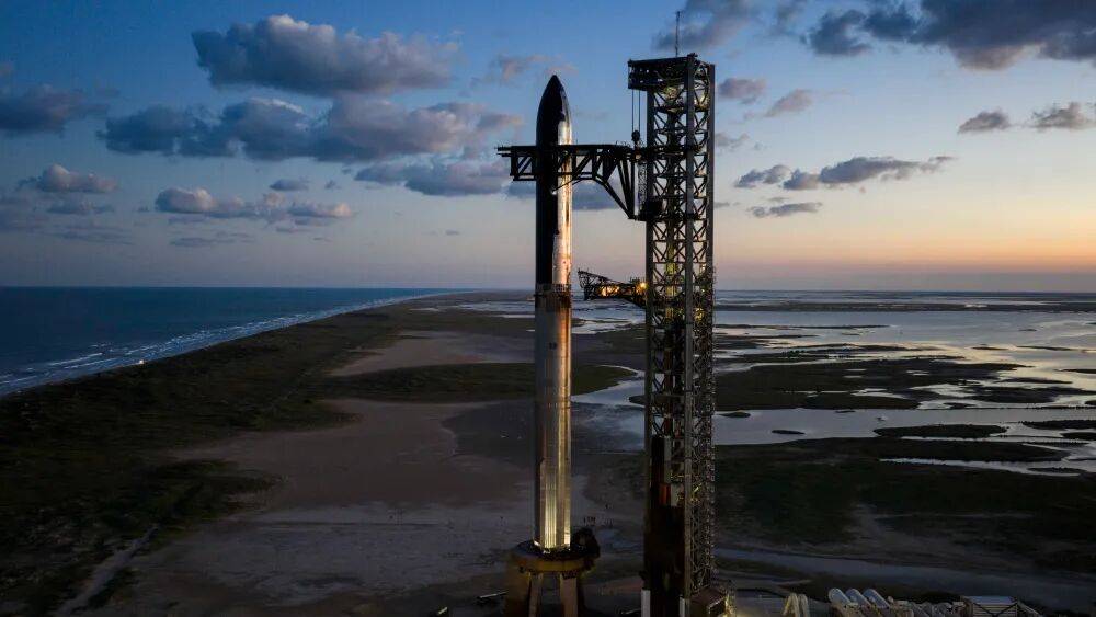 SpaceX星舰第十一次综合飞行测试成功：二代星舰谢幕，筷子夹飞船要来了