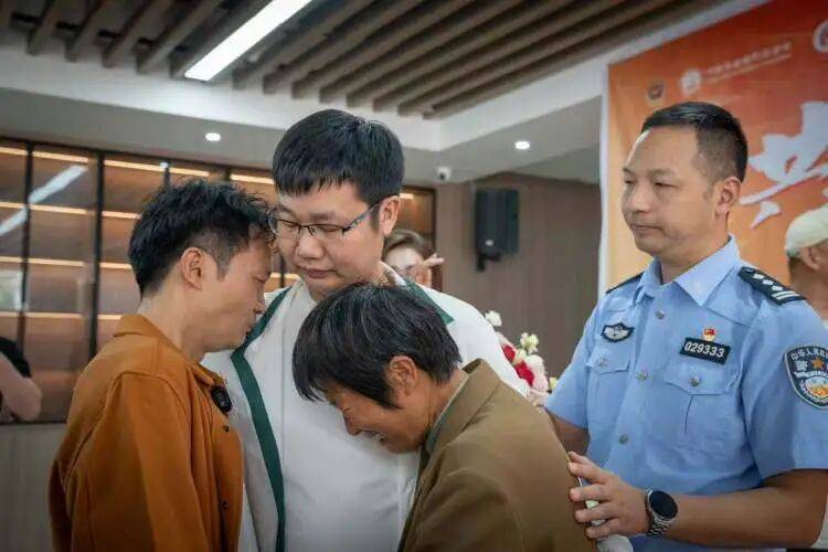 陕西男童4岁村头被拐，36年后成为千万总裁与哥哥相认