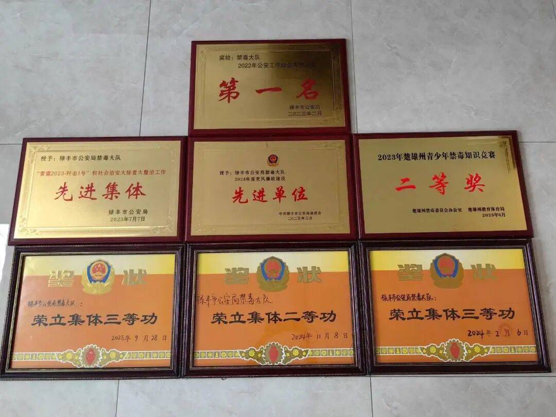 领奖现场，他们只能藏在“马赛克”背后